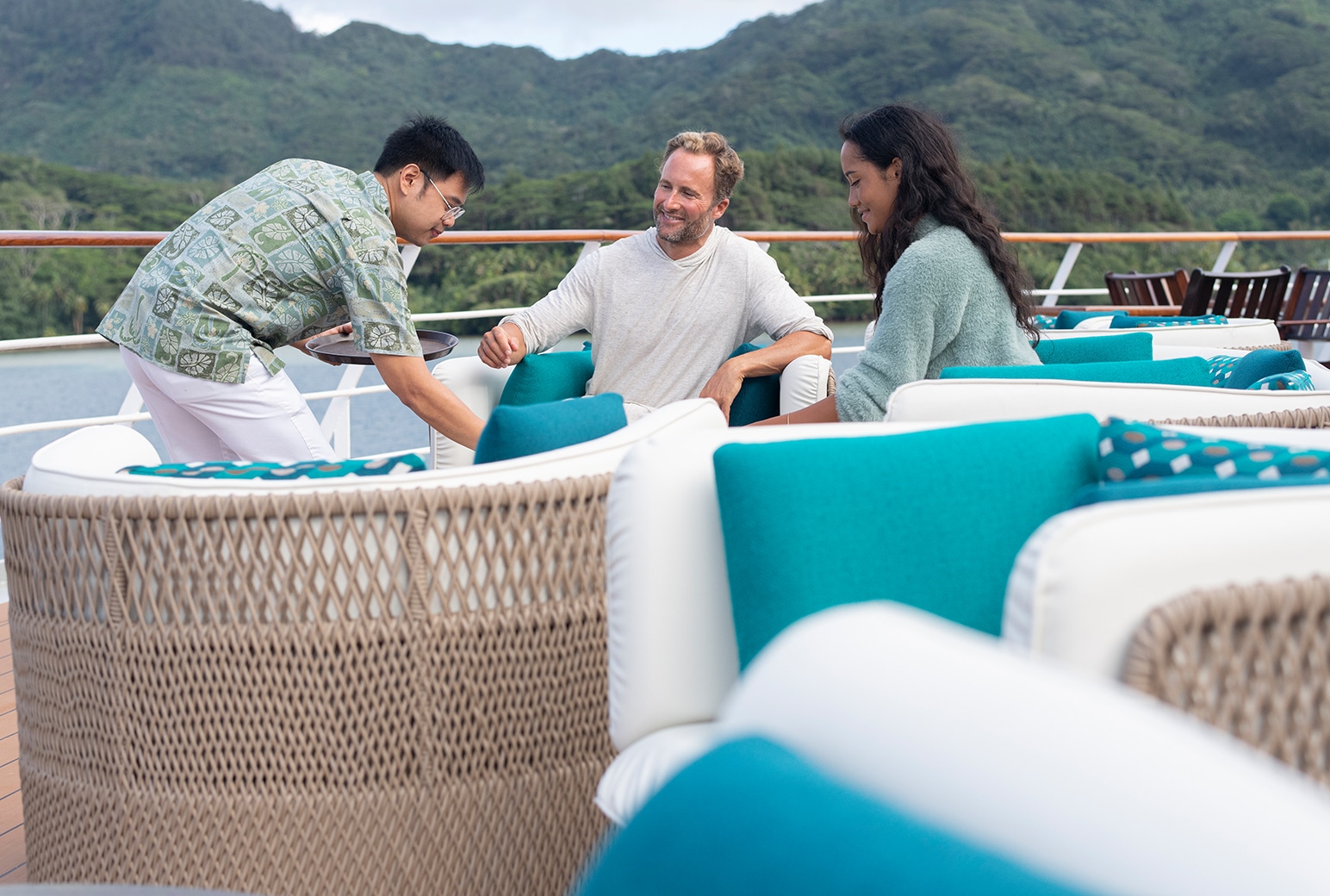 A couple ordering drinks at La Palette lounge's outdoor seating.