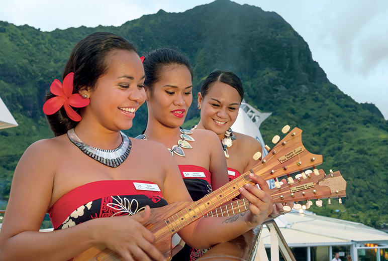 Paul Gauguin Cruises | Les Gauguines welcome festivities