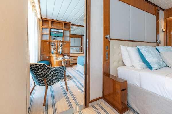 Connecting_Rooms_open_sliding_door