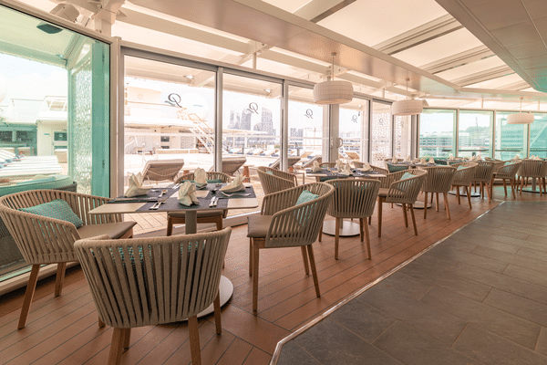Le Grill tables and windows