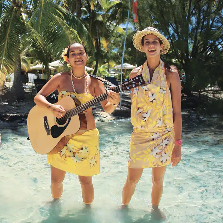 Paul Gauguin Cruises | Gauguine singer serenades guests