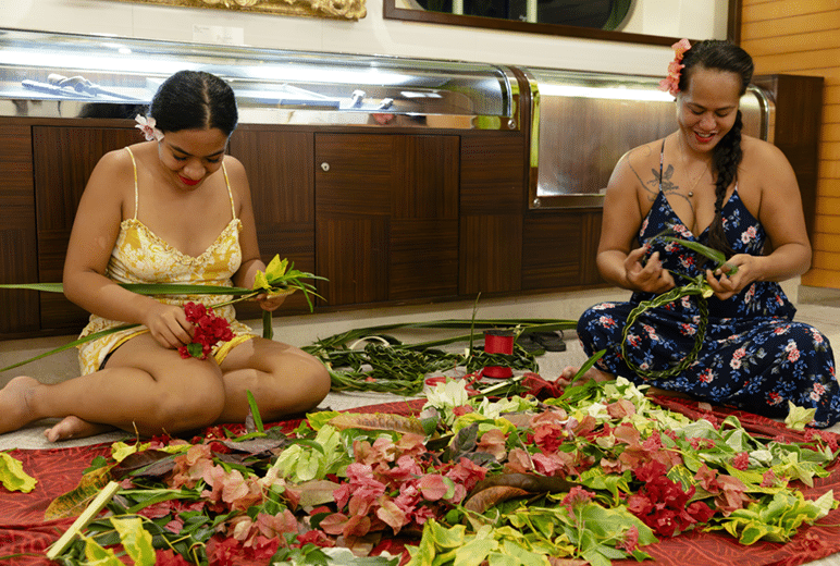Paul Gauguin Cruises | Mamas making heis for guests